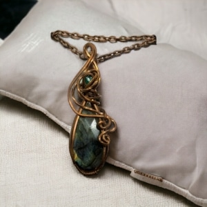 Facetted Labradorite in Copper